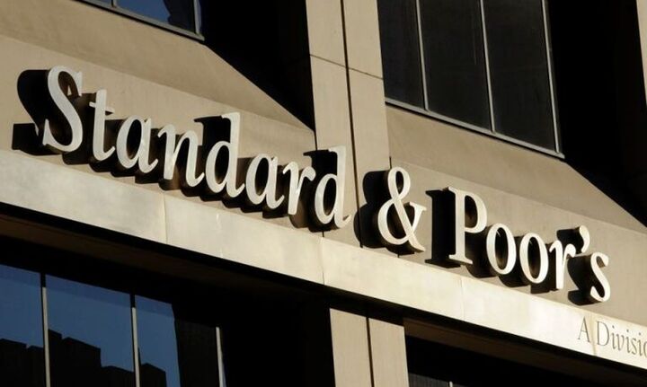 S&P: Αναβάθμισε το outlook της Ελλάδας σε θετικό από σταθερό