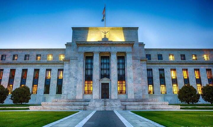 Fed: Αμετάβλητα τα επιτόκια σε υψηλό 23 ετών – Κανένα σήμα για μείωση επιτοκίων
