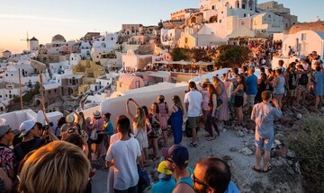 Fitch Solutions: 40 εκατ. τουρίστες στην Ελλάδα έως το 2028 - Νέα υψηλά εφέτος