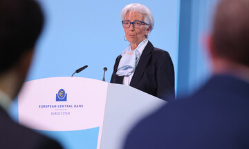 Bloomberg για ΕΚΤ: Η μείωση του επιτοκίου σπάνιο φωτεινό σημείο στην προβληματική ζώνη του ευρώ