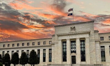 Κράτησε αμετάβλητα τα επιτόκια η Fed για έβδομη συνεδρίαση  - Σήμα για μία μόνο μείωση για φέτος