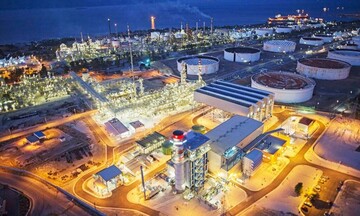 ΥΠΟΙΚ: Εισφορά 33% στα υπερκέρδη των διυλιστηρίων – Μειωμένος ΦΠΑ σε ταξί και καφέ