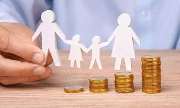 Κερδισμένοι και χαμένοι από τις αλλαγές στα επιδόματα τέκνων και ανεργίας