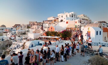 Bloomberg: Τα ελληνικά νησιά δεν μπορούν να κρατήσουν μακριά τα καταστροφικά πλήθη τουριστών