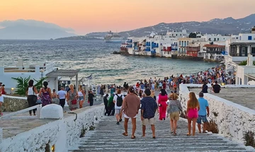 Capital Economics: Οι υπεραποδόσεις της Ελλάδας θα συνεχιστούν με τη βοήθεια του τουρισμού