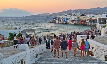 Πάει για νέο ρεκόρ ο τουρισμός - Άλμα 12,2% στις εισπράξεις το πρώτο εξάμηνο - Φρέναρε ο Ιούνιος