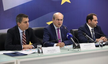 Χατζηδάκης:12 αυξήσεις αποδοχών και 12 μειώσεις φόρων - Στα 3,5 δισ. ευρώ, η αύξηση των δαπανών