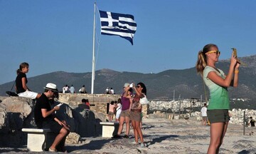 Έπεσε στα 583,9 ευρώ η μέση τουριστική δαπάνη - Ηρθαν σχεδόν 18 εκατ. τουρίστες στο 7μηνο
