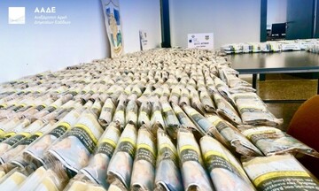 ΑΑΔΕ: Εκατοντάδες χιλιάδες ευρώ, δολάρια και... ρούβλια κατασχέθηκαν στα τελωνεία