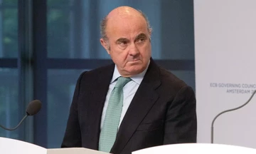 Guindos για δασμούς: «Τεράστια αβεβαιότητα» για το εμπόριο – Κίνδυνος για την Ευρωζώνη