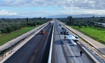 Τον Ιούλιο παραδίδεται το πρώτο και μεγαλύτερο τμήμα της Πατρών - Πύργου και τον Νοέμβριο το δεύτερο