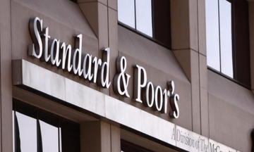 S&P: Αναθεωρεί όλες τις μακροοικονομικές του προβλέψεις μετά το σοκ των αμερικανικών δασμών