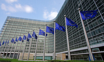 H ΕΕ απειλεί να βάλει στο στόχαστρο τεχνολογικούς γίγαντες των ΗΠΑ