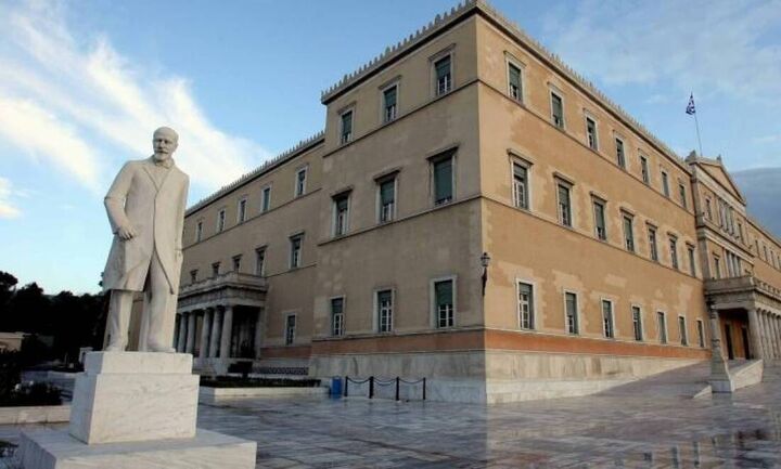Γραφείο Προϋπολογισμού: Ζητά μείωση φορολογικών συντελεστών και μείωση ασφαλιστικών εισφορών