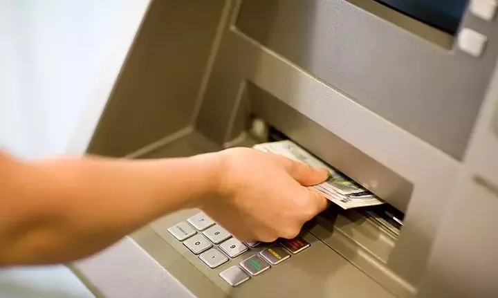 Κυβέρνηση για τα ATM Τραπεζών: Κανένα παράθυρο χρεώσεων δύο ταχυτήτων δεν πρόκειται να ισχύσει