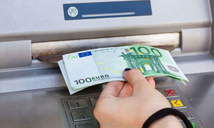 Aναλήψεις από τα ΑΤΜ χωρίς προμήθεια από τις 11 Αυγούστου – Τι προβλέπει η τροπολογία