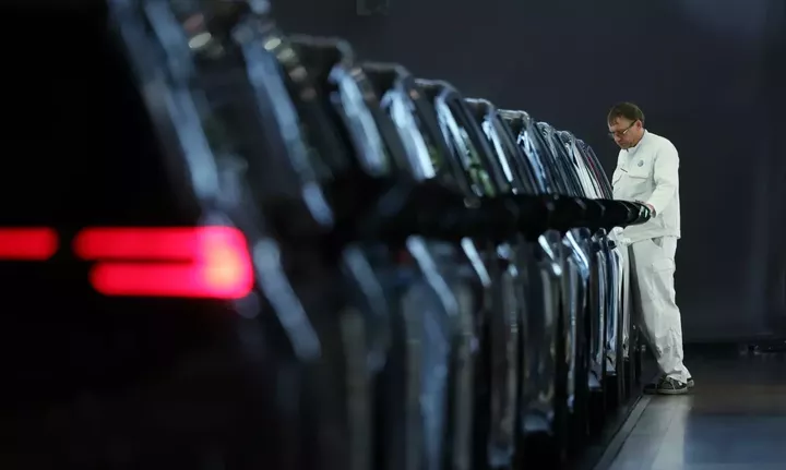 Volkswagen: Μειώνει τις προβλέψεις καθώς οι δασμοί των ΗΠΑ πλήττουν σοβαρά τα κέρδη