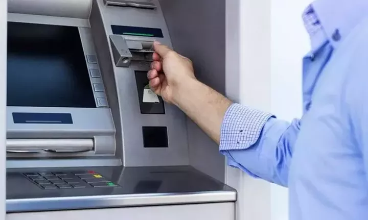 Εγκρίθηκε η τροπολογία για αναλήψεις από ΑΤΜ χωρίς προμήθεια – Οι αλλαγές