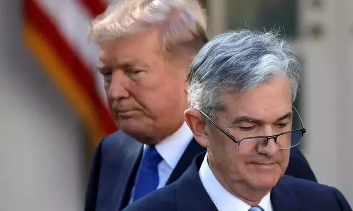 Νέα επίθεση Tραμπ στον Πάουελ – Καλεί το ΔΣ της Fed να «αναλάβει τον έλεγχο»