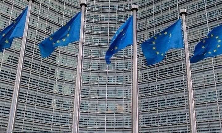 Οι Βρυξέλλες αναστέλλουν τα αντίμετρα μετά την εμπορική συμφωνία με τον Τραμπ