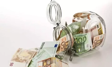 Αύξηση καταθέσεων στα νοικοκυριά τον Ιούλιο - Μείωση καταθέσεων και δανείων στις επιχειρήσεις