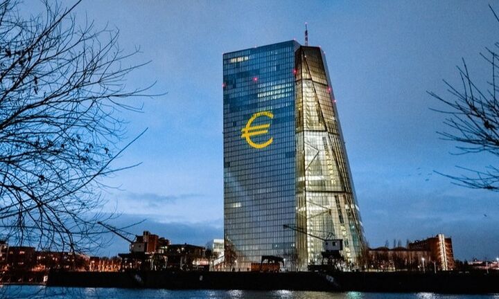 Bloomberg: Τέλος οι μειώσεις επιτοκίων της ΕΚΤ – Στο 2% θα μείνει ο πληθωρισμός