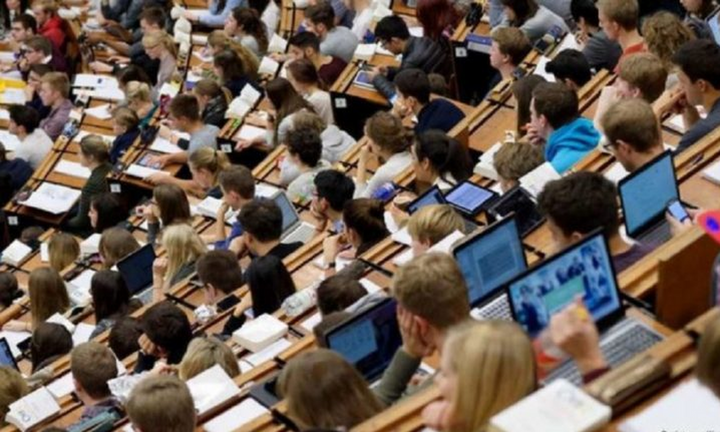 ΟΟΣΑ: Σχεδόν οι μισοί νέοι έχουν πτυχίο τριτοβάθμιας εκπαίδευσης - Αποδίδουν οι σπουδές