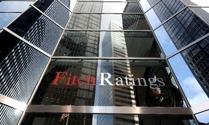 Ο οίκος αξιολόγησης Fitch υποβάθμισε την πιστοληπτική ικανότητα της Γαλλίας