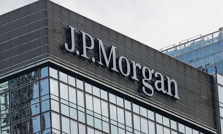 JP Morgan: Παραμένει θετική για την Ελλάδα – Αναβαθμίζει και την Ευρωζώνη