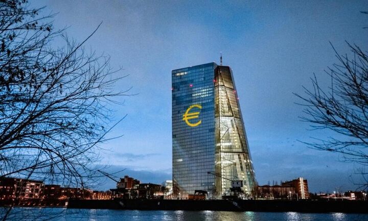 ΕΚΤ: Σταθερά επιτόκια στο 2% μέχρι το 2027 "βλέπουν" οι οικονομολόγοι