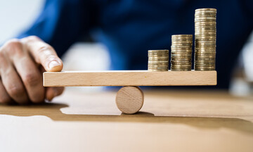 Τουρισμός, καύσιμα και επιτόκια βελτίωσαν το ισοζύγιο τρεχουσών συναλλαγών στο 8μηνο