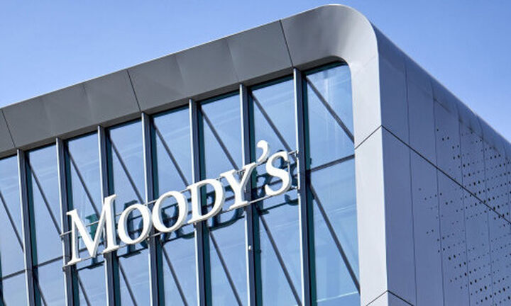 Moody’s: Η Ελλάδα μεταξύ των λίγων χωρών που θα μειώσουν το χρέος τους το 2026