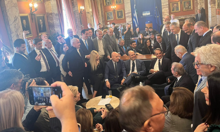 Μητσοτάκης σε βουλευτές ΝΔ: Εκλογές την άνοιξη του 2027 – "Σημασία έχει να μην σουβλιστούμε εμείς"