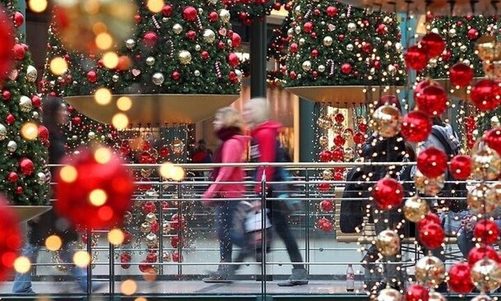 Τι και πόσο σκοπεύουν να ψωνίσουν οι Έλληνες τα φετινά Χριστούγεννα