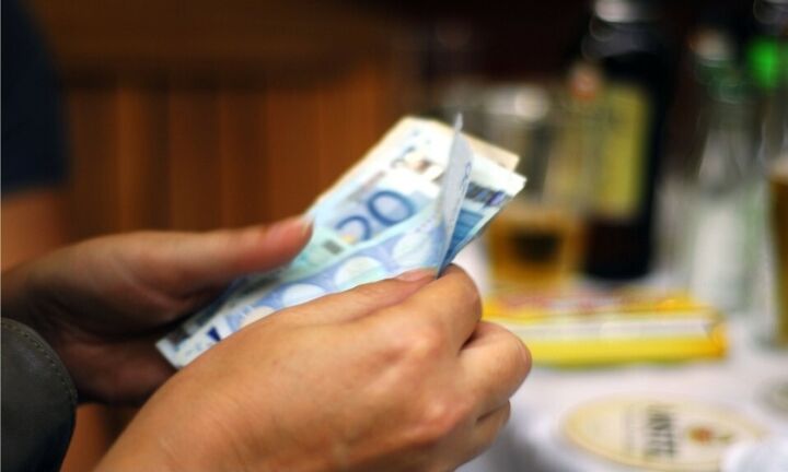 Παραμένει 15% χαμηλότερο από το 2009 το πραγματικό εισόδημα των Ελλήνων