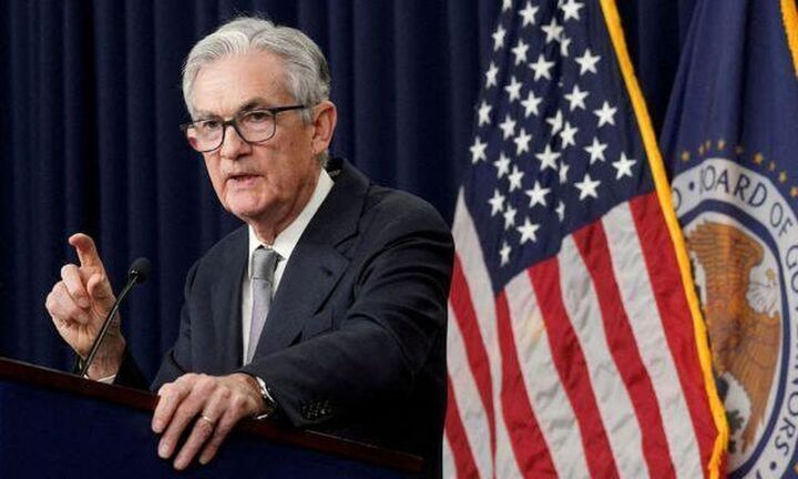Η Fed μείωσε τα επιτόκια κατά 25 μονάδες βάσης - «Καμπανάκι» Πάουελ για πληθωρισμό και αγορά εργασία