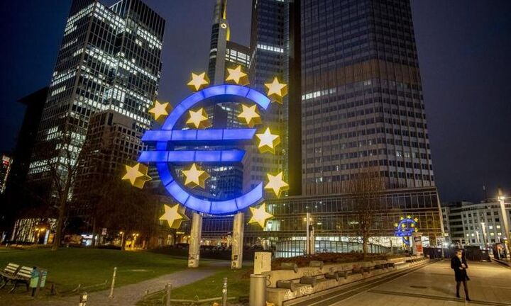 ΕΚΤ: Οι οικονομολόγοι «βλέπουν» επόμενη αύξηση επιτοκίων – Τι δείχνει η έρευνα του Bloomberg