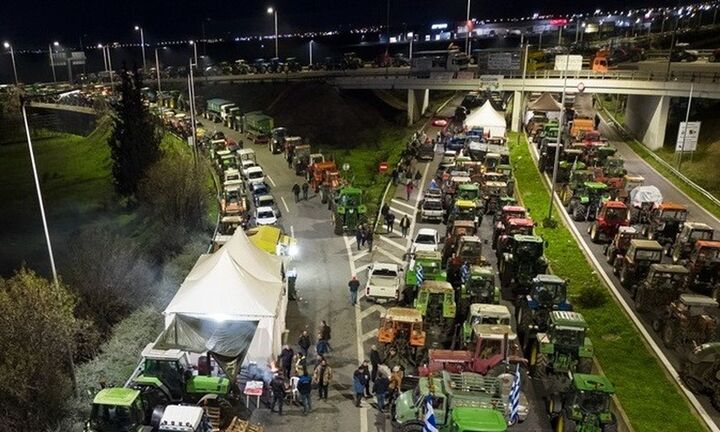 Συνεχίζουν τα μπλόκα οι αγρότες - Κλειστή η εθνική οδός Αθηνών - Θεσσαλονίκης  