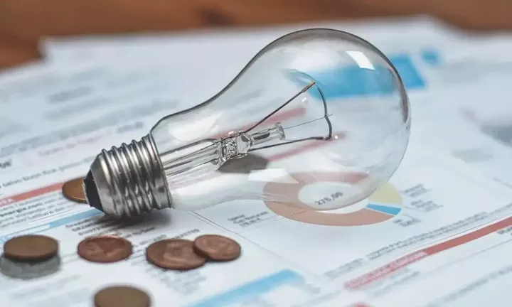 Σταθερά τα "πράσινα" τιμολόγια ρεύματος τον Ιανουάριο - Οι χρέωσεις ανά πάροχο