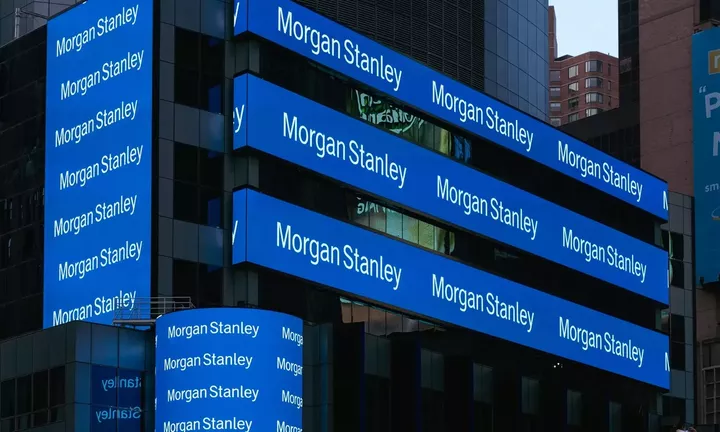 Morgan Stanley: Κλείνει τα long στα ελληνικά ομόλογα και «παίζει» άλλες ευρωπαϊκές αγορές 