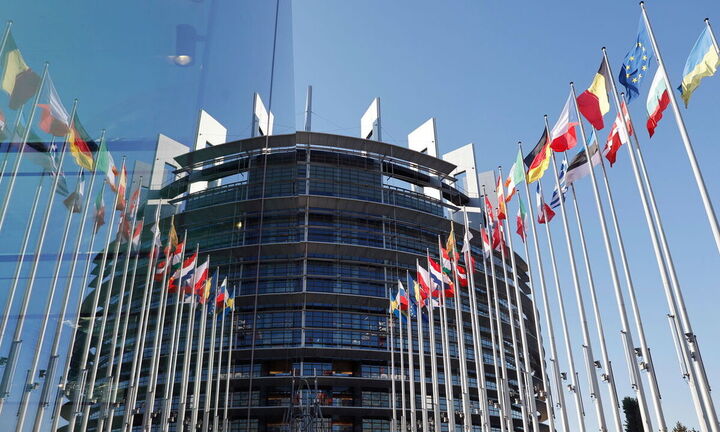 Ευρωπαϊκό Κοινοβούλιο: «Παγώνει» η εμπορική συμφωνία ΕΕ–ΗΠΑ μετά τις απειλές Τραμπ