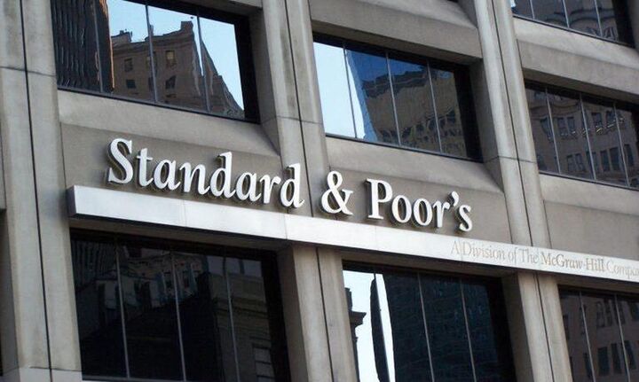 S&P: Αναβαθμίζει τις προοπτικές των τραπεζών – Τι λέει για την οικονομία και τα ακίνητα