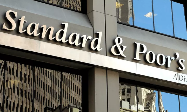 S&P: Υπεραποδίδει η ελληνική οικονομία - Βλέπει ανάπτυξη 2,3% φέτος - Οι επίμονες προκλήσεις